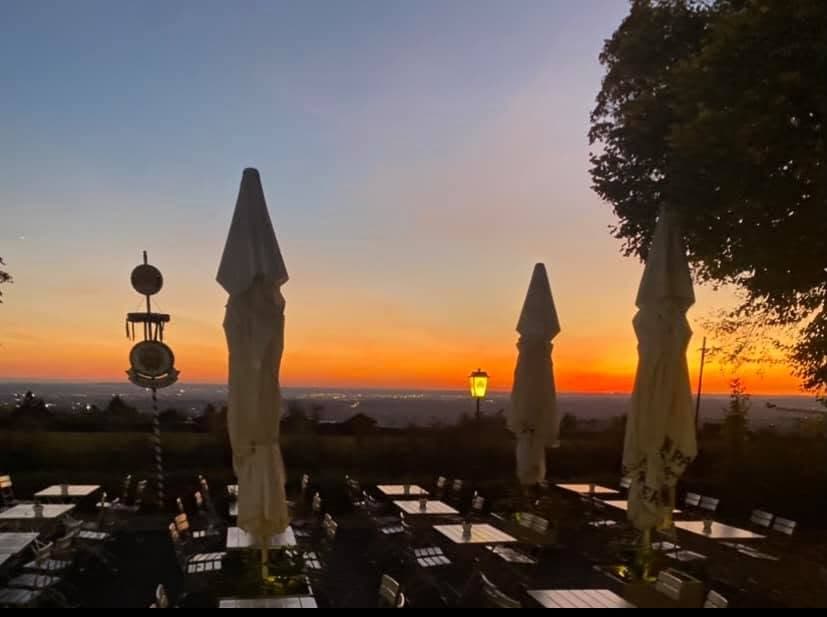 Sonnenuntergang über der Biergarten-Terrasse des Restaurant Zeus in Esslingen am Neckar